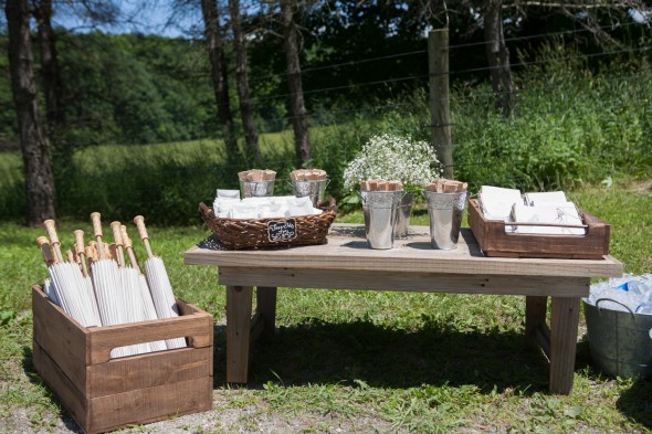 outdoor-vintage-style-wedding