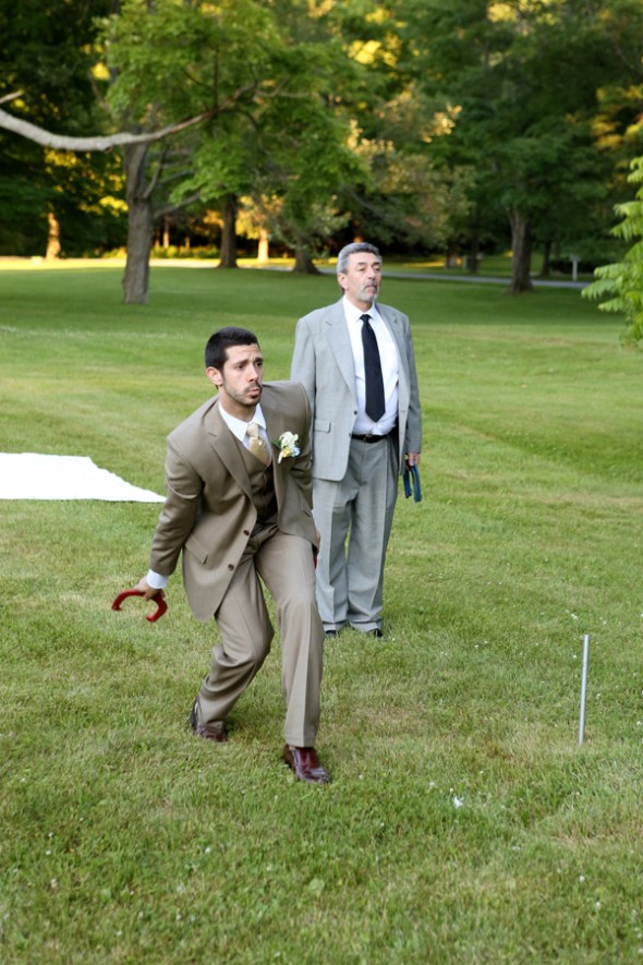 horseshoes-played-at-wedding