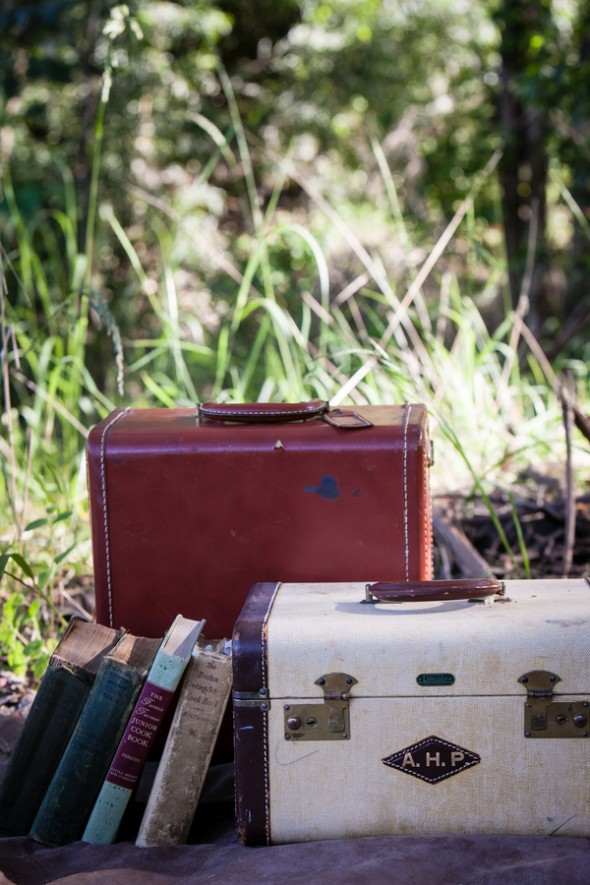 vintage-suitcases-at-wedding