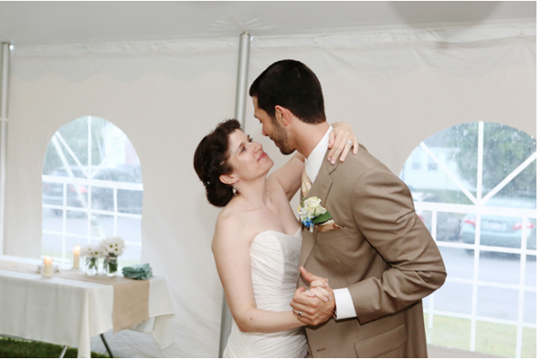 rustic-wedding-first-dance