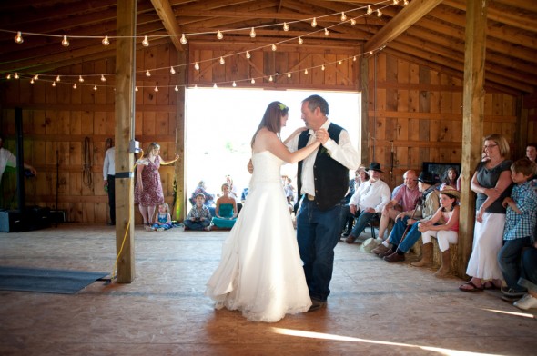 wedding-dancing-in-barn