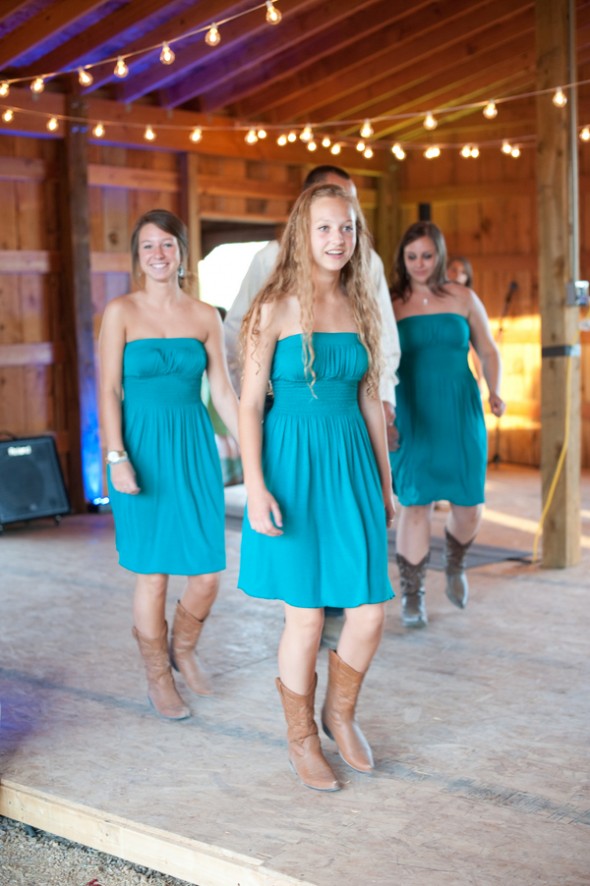 bridesmaids-dancing-at-barn-wedding