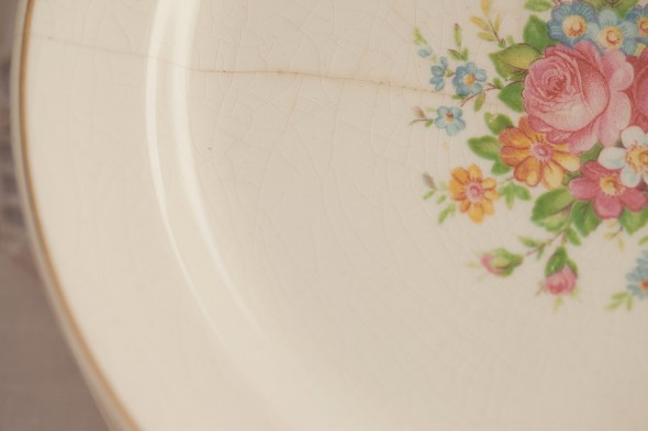 vintage-style-plates-at-wedding