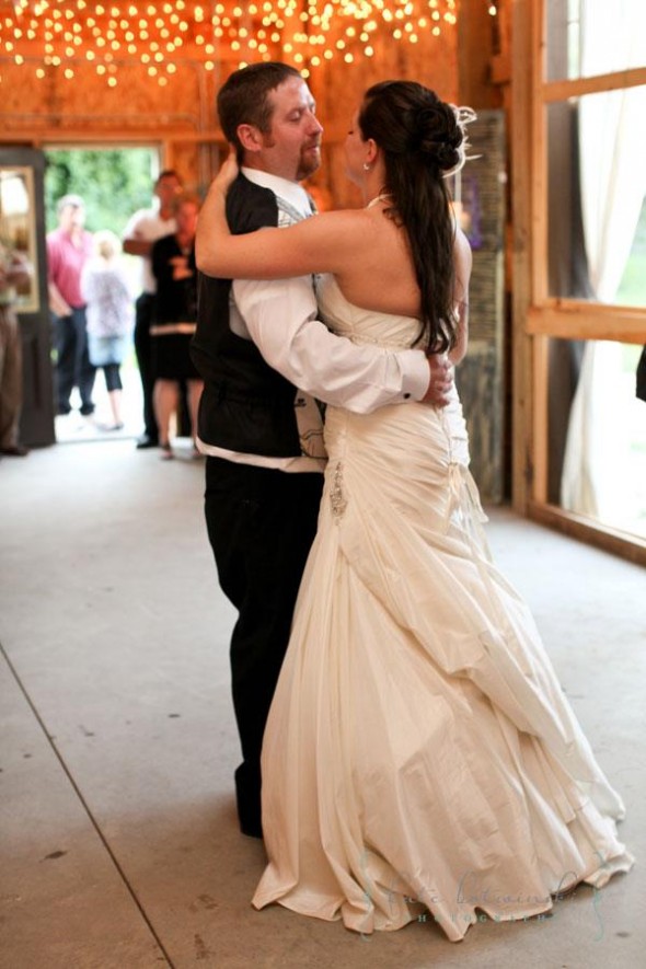 barn-wedding-dancing 
