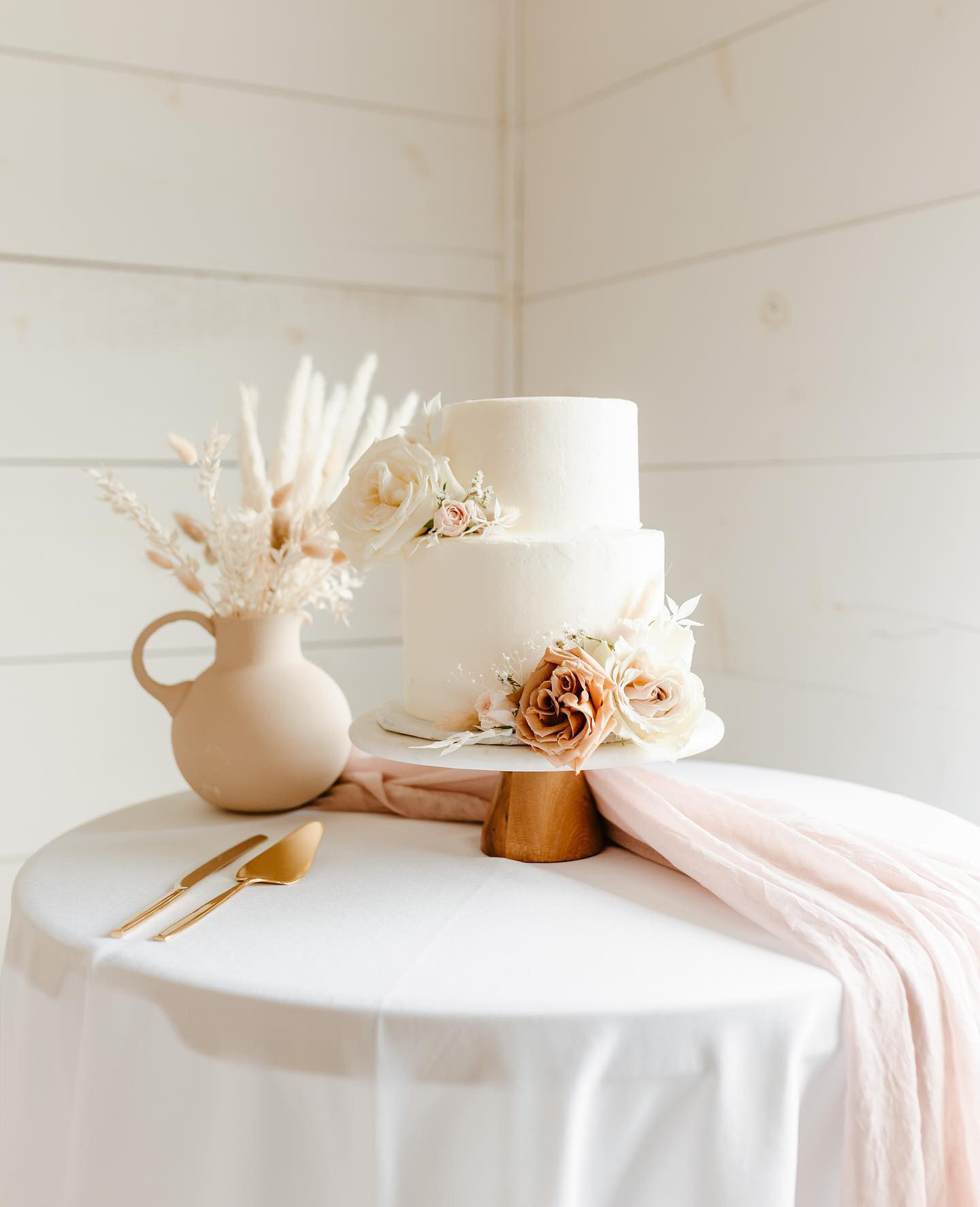 2022 Wedding Cake Trends - Rustic Wedding Chic