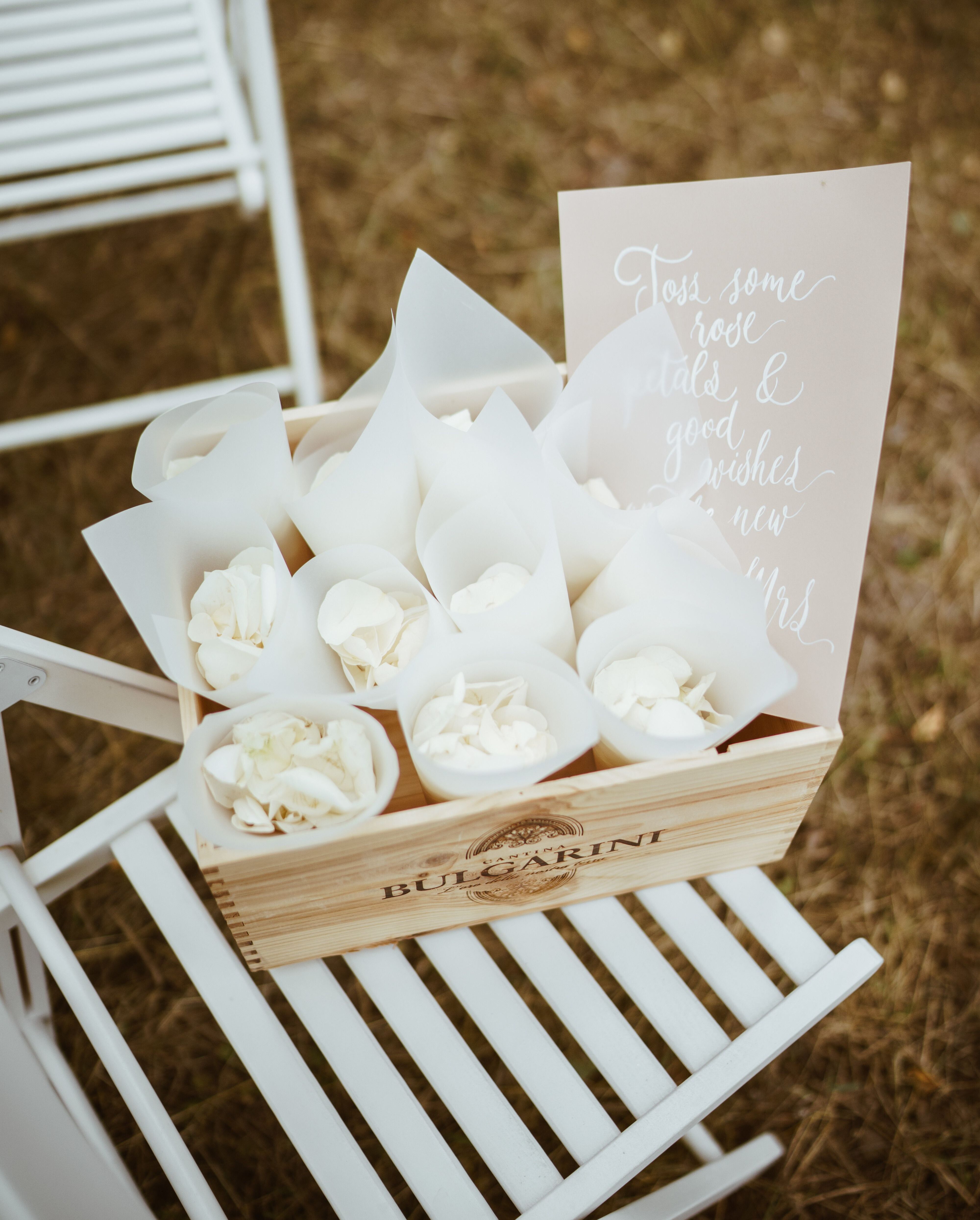 5 Ways to Use Flower Petals in a Wedding